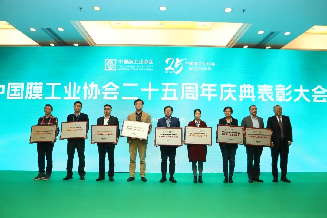 立昇企業(yè)副總經(jīng)理陳清，代表立昇企業(yè)出席活動(dòng)領(lǐng)獎